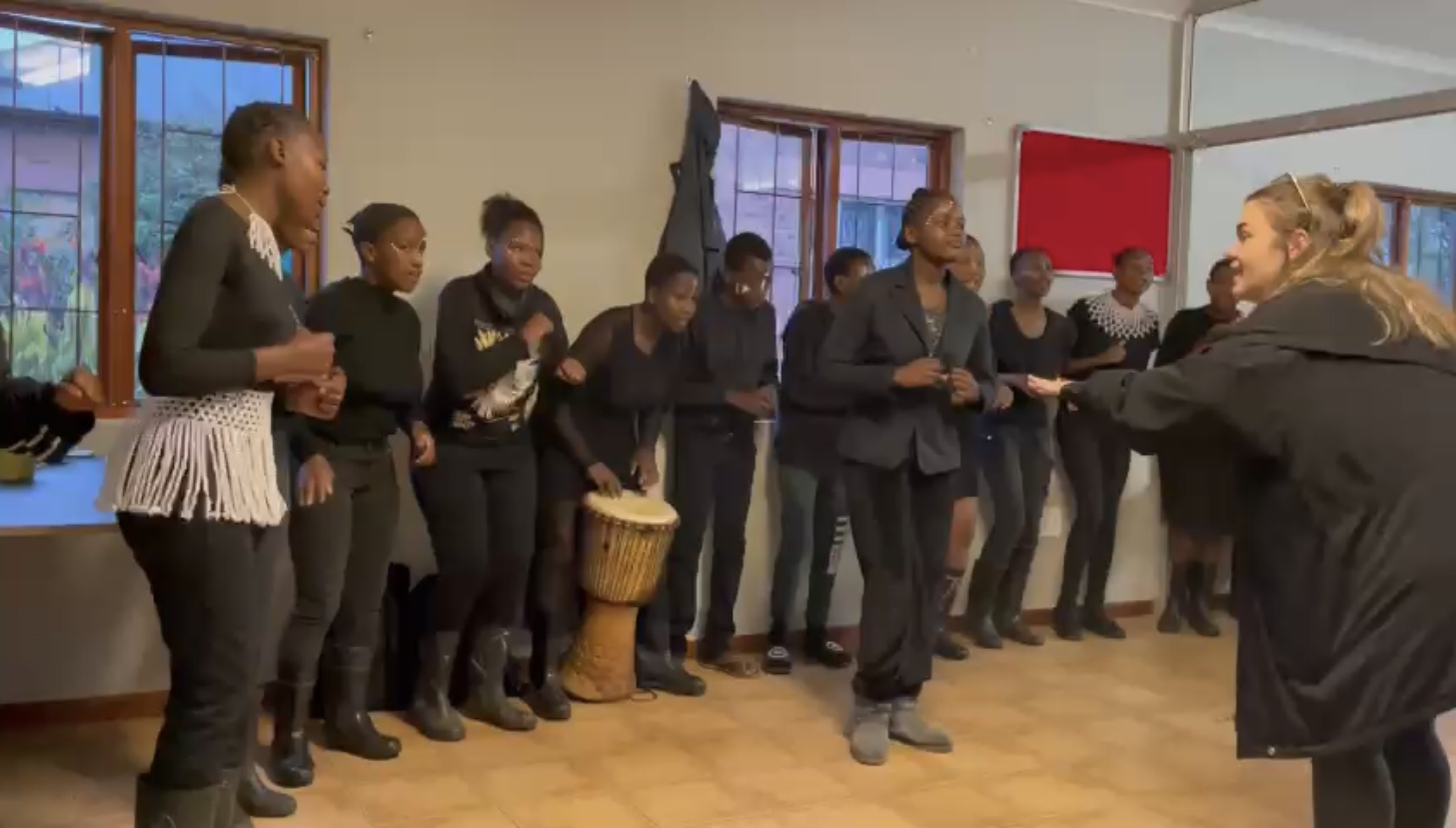 Ein Gruppe südafrikanischer Kinder singt